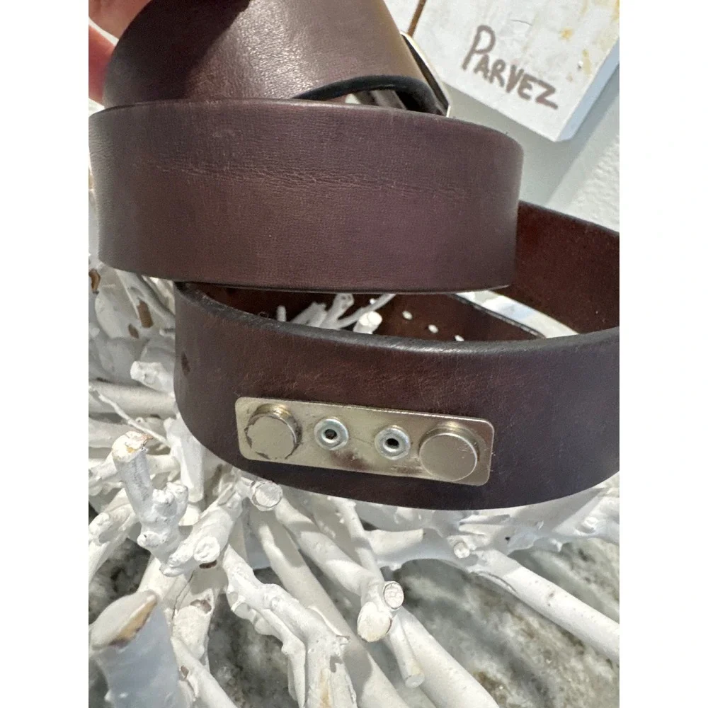 Mens dark brown leather belt with a silver-tone metal buckle size‎ 40